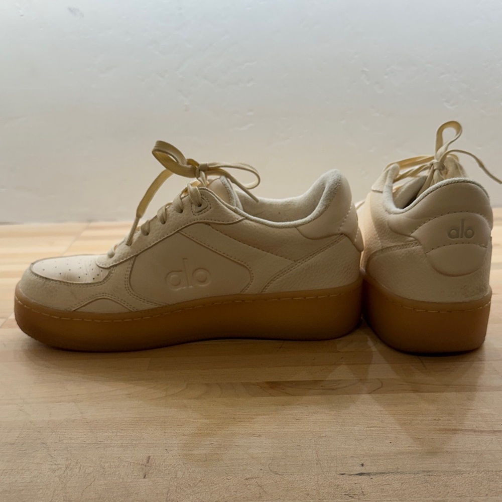 Alo Recovery Mode Sneaker with Gum Sole, color Clay size 7.5 women